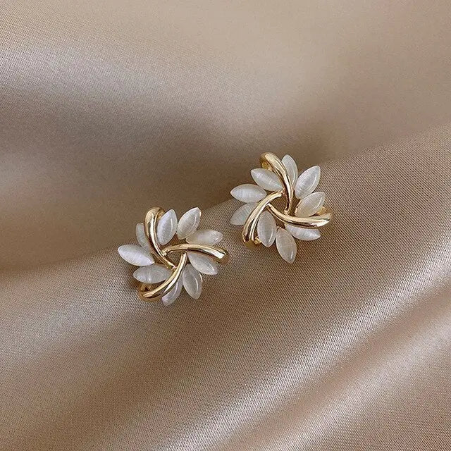 Flower stud earrings with opal-effect petals