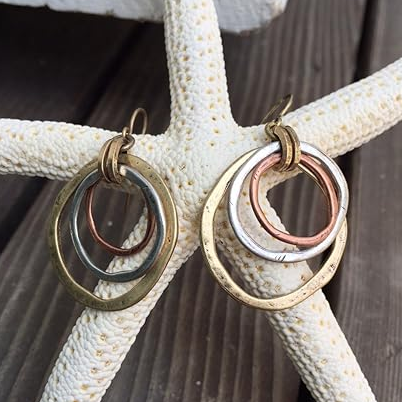 Drop earrings of three interlinked rings in three tones